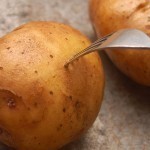 جهزي البطاطس المخبوزة مع قطع اللحم المقدد