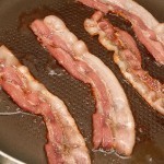 جهزي البطاطس المخبوزة مع قطع اللحم المقدد