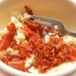 جهزي البطاطس المخبوزة مع قطع اللحم المقدد