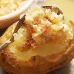 جهزي البطاطس المخبوزة مع قطع اللحم المقدد