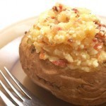 جهزي البطاطس المخبوزة مع قطع اللحم المقدد