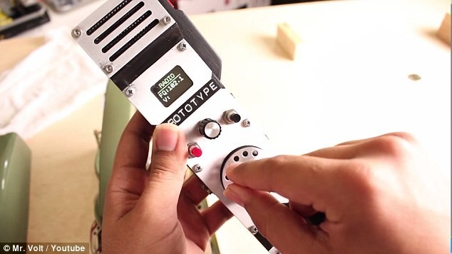 الربط بين الحاضر والماضي: هاتف خلوي مع قرص دوار