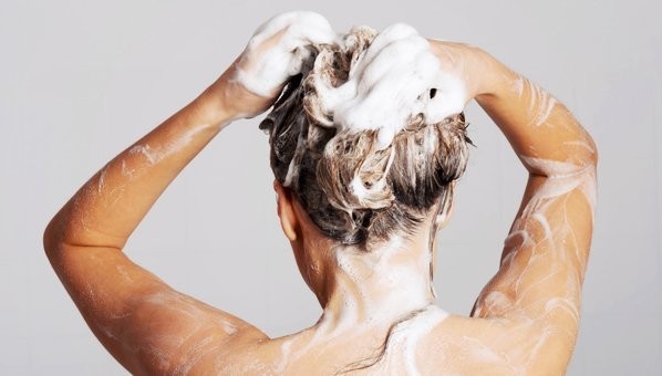 هل غسل الشعر كل يوم شئ صحي ؟ هل غسل الشعر كل يوم شئ صحي ؟