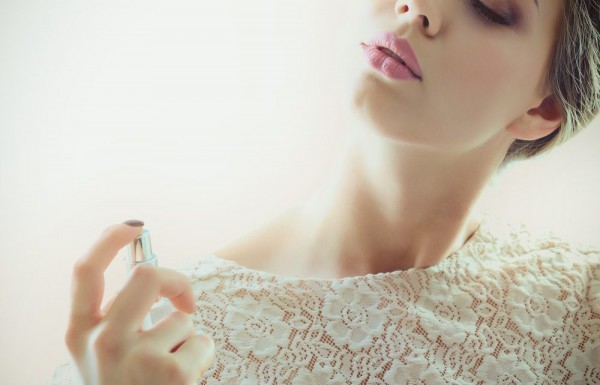 احذر من أضرار رش العطور علي الرقبة احذر من أضرار رش العطور علي الرقبة