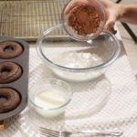 عمل دونات الشيكولاتة بالصور