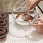 عمل دونات الشيكولاتة بالصور