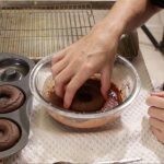 عمل دونات الشيكولاتة بالصور