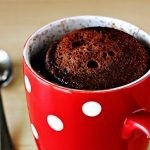 عمل كيكة الشيكولاتة في المج في خمس دقائق بالصور