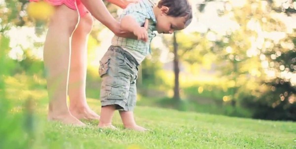 كيف اساعد طفلي حتى يبدأ في المشي