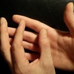 علاج فوري وسريع: تدليك اليد والأصابع لتخفيف الألم بالصور علاج فوري وسريع: تدليك اليد والأصابع لتخفيف الألم بالصور