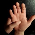 علاج فوري وسريع: تدليك اليد والأصابع لتخفيف الألم بالصور علاج فوري وسريع: تدليك اليد والأصابع لتخفيف الألم بالصور