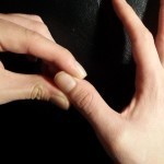 علاج فوري وسريع: تدليك اليد والأصابع لتخفيف الألم بالصور علاج فوري وسريع: تدليك اليد والأصابع لتخفيف الألم بالصور