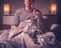 عواقب وأضرار الأكل في وقت متأخر من الليل عواقب وأضرار الأكل في وقت متأخر من الليل