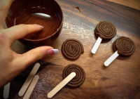 وصفة عمل مصاصة التمر المغطاه بالشيكولاته بالصور