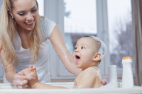 أحذري من أضرار شرب الطفل لماء الأستحمام ودخول الماء في فمه أحذري من أضرار شرب الطفل لماء الأستحمام ودخول الماء في فمه