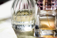 كيفية تثبيت رائحة العطر أطول فترة بهذه الطرق كيفية تثبيت رائحة العطر أطول فترة بهذه الطرق