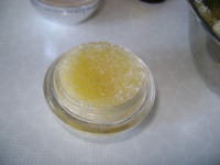 تجهيز مقشر للجسم بالصور من أجل نعومة وبياض ناصع