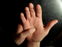 علاج فوري وسريع: تدليك اليد والأصابع لتخفيف الألم بالصور علاج فوري وسريع: تدليك اليد والأصابع لتخفيف الألم بالصور