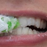 ٤ خطوات لتتمكن من إزالة جير الأسنان وجعل بياضها ناصع