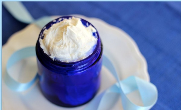 طريقة عمل كريم مرطب للبشرة في المنزل بالصور