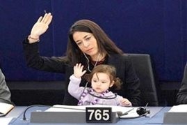 رضيع في البرلمان مظهر لم نعتاد عليه ولم نراه من قبل !!