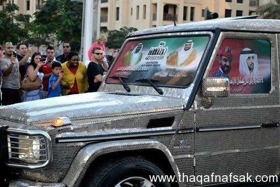 شركة مخصوصة في تغطية سيارات بآلاف العملات المعدنية اللامعة شركة مخصوصة في تغطية سيارات بآلاف العملات المعدنية اللامعة