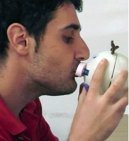 بالصورو الفيديو : جهاز ارسال القُبلات عبر الإنترنت !! ’’ كيسنجر ‘‘