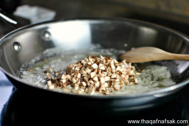 حساء المشروم اللذيذ بالكريمة الغنية.