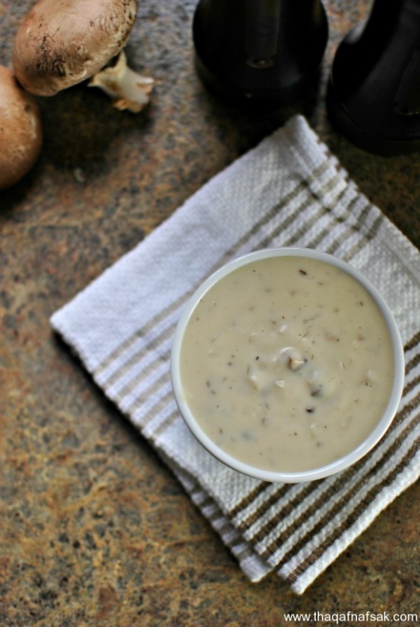 حساء المشروم اللذيذ بالكريمة الغنية.