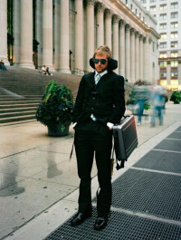 يمكنك النوم واقفاً الأن ” السرير الرأسي ” يساعدك على ذلك بسهولة