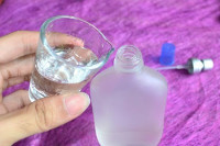 كيف يمكنك صناعة مزيل العرق بنفسك في المنزل ؟ كيف يمكنك صناعة مزيل العرق بنفسك في المنزل ؟