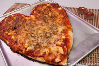 كيف تقوم بعمل بيتزا علي شكل قلب ؟ كيف تقوم بعمل بيتزا علي شكل قلب ؟