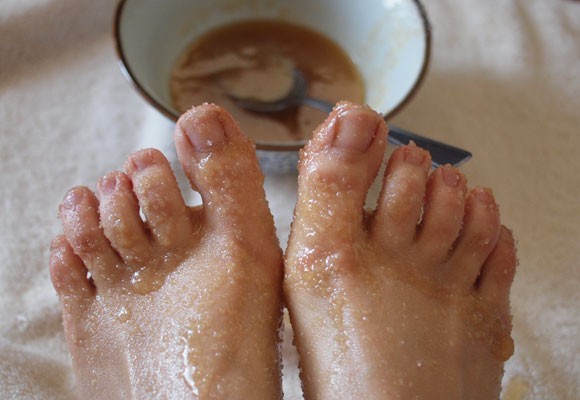 ماسكات تقشير القدمين17 طريقة طبيعية سهلة