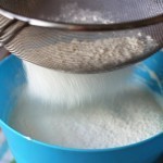 طريقة عمل الكيكة الاسفنجية بالصور خطوات كاملة مصورة