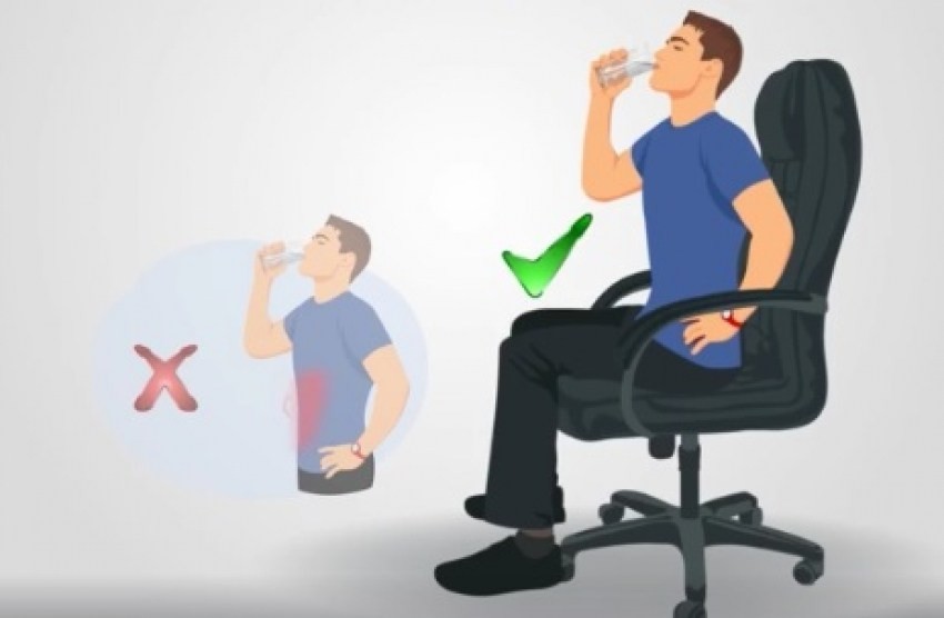 هل من الأفضل تناول الماء أثناء الجلوس ام الوقوف تعرف علي الوضعية الصحيحة ؟