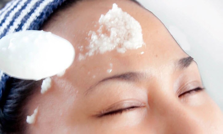 صنفرة البشرة بزيت الخروع والملح