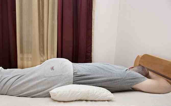 أوضاع النوم الصحيحة والتي تخفيف الم العمود الفقري