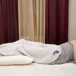 أوضاع النوم الصحيحة والتي تخفيف الم العمود الفقري