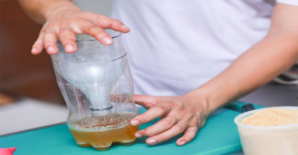 طريقة عمل مصيدة البعوض أو النموس بالسكر والخميرة