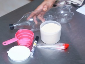 طريقة عمل مصيدة البعوض أو النموس بالسكر والخميرة