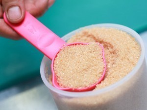 طريقة عمل مصيدة البعوض أو النموس بالسكر والخميرة