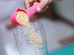 طريقة عمل مصيدة البعوض أو النموس بالسكر والخميرة