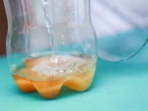 طريقة عمل مصيدة البعوض أو النموس بالسكر والخميرة