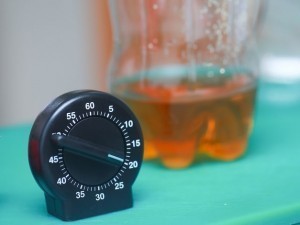 طريقة عمل مصيدة البعوض أو النموس بالسكر والخميرة