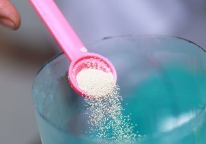 طريقة عمل مصيدة البعوض أو النموس بالسكر والخميرة