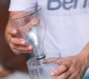 طريقة عمل مصيدة البعوض أو النموس بالسكر والخميرة