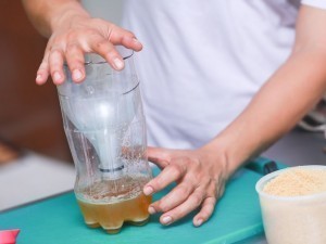 طريقة عمل مصيدة البعوض أو النموس بالسكر والخميرة