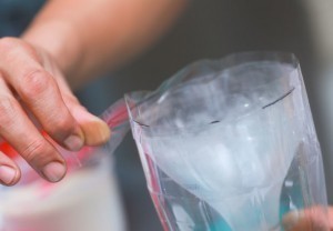 طريقة عمل مصيدة البعوض أو النموس بالسكر والخميرة