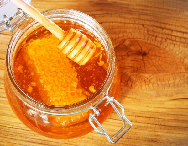 بالصور طريقة استخدام العسل للشعر لزيادة لمعانه و بريقه