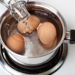 قم بوضع صودا الخبز أثناء غلي البيض السبب مدهش قم بوضع صودا الخبز أثناء غلي البيض السبب مدهش